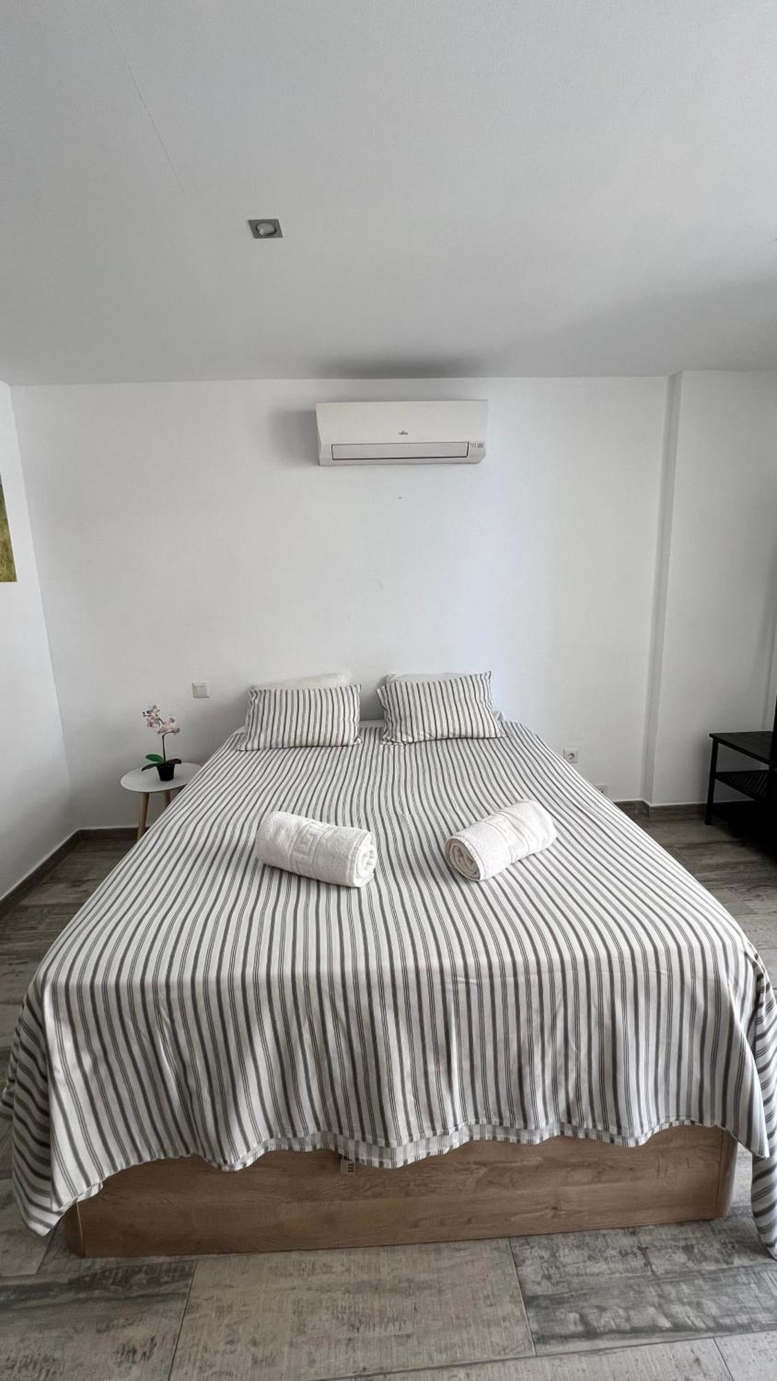 Vista A La Playa, Cerca Del Centro Con Piscina Apartment เบนัลมาเดนา ภายนอก รูปภาพ