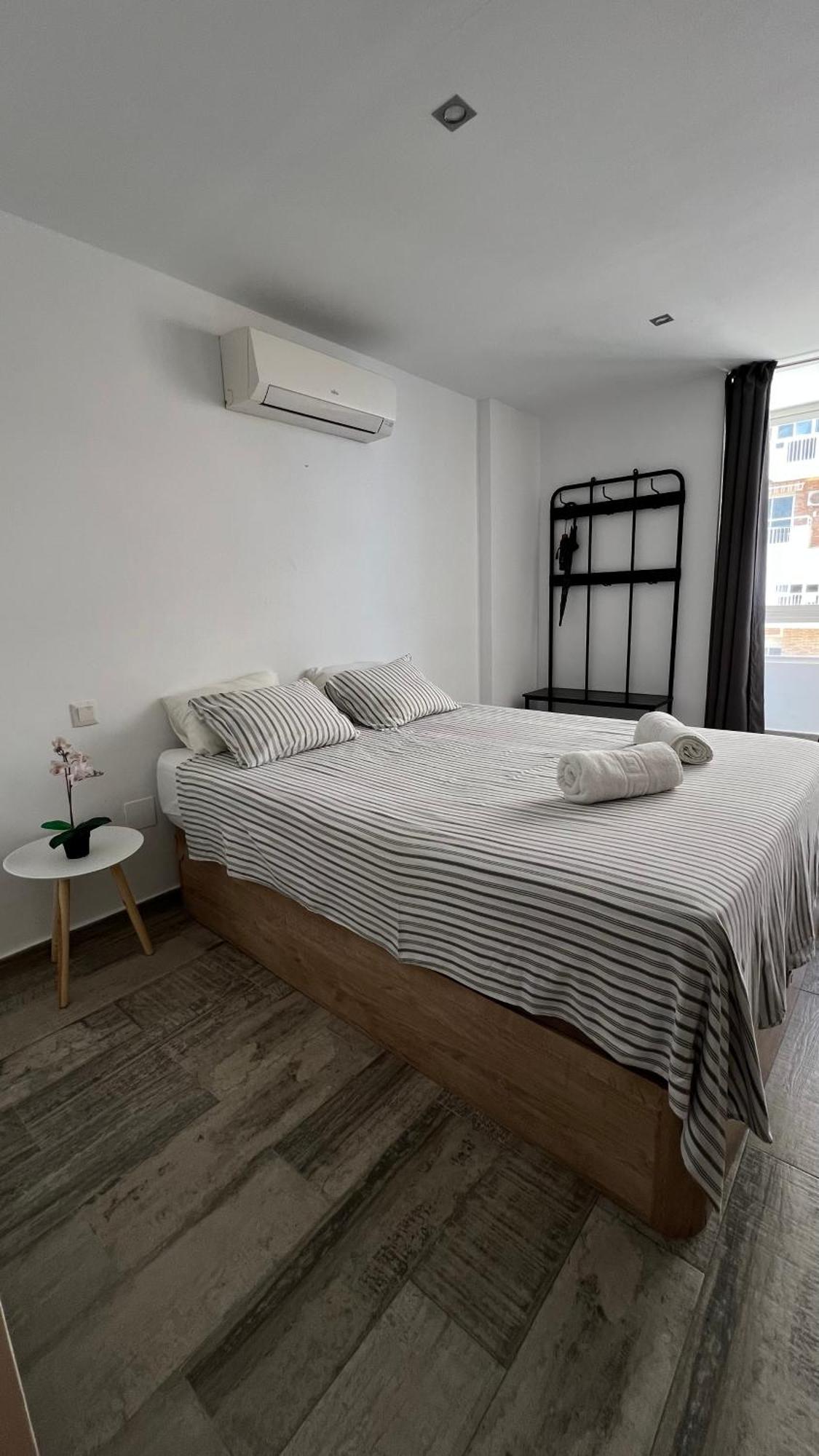 Vista A La Playa, Cerca Del Centro Con Piscina Apartment เบนัลมาเดนา ภายนอก รูปภาพ
